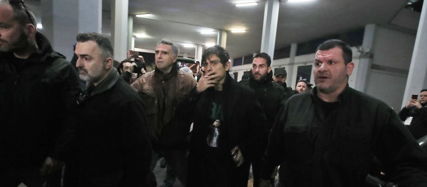 Έφτασε στο ΣΕΦ ο Δημήτρης Γιαννακόπουλος - Ειρωνικό μήνυμα στην μπλούζα του (βίντεο)